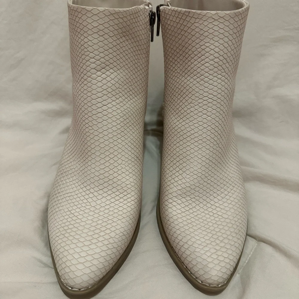 Universal Thread Target White Snakeskin Ankle Boots Tan Bottom Zipper Size 8.5 - Picture 2 of 8